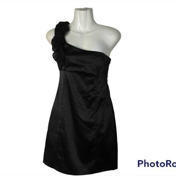 Face to Face Dresses & Skirts - Off the shoulder Black cocktail dress size 12